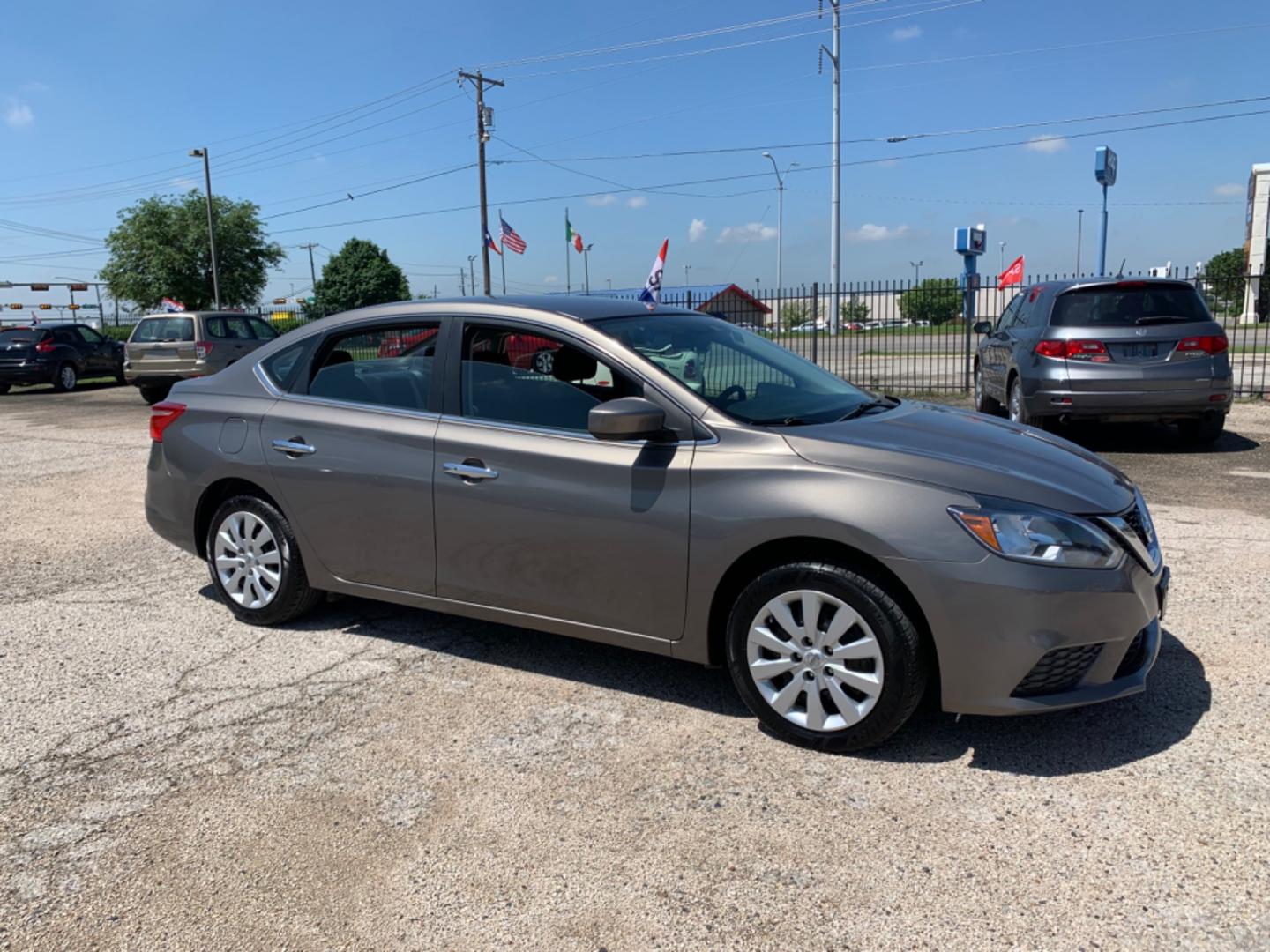 2016 Gray /gray Nissan Sentra SV (3N1AB7AP0GL) , AUTOMATIC transmission, located at 1830 North Belt Line Road, Irving, TX, 75061, (469) 524-0199, 32.834373, -96.993584 - Photo#6